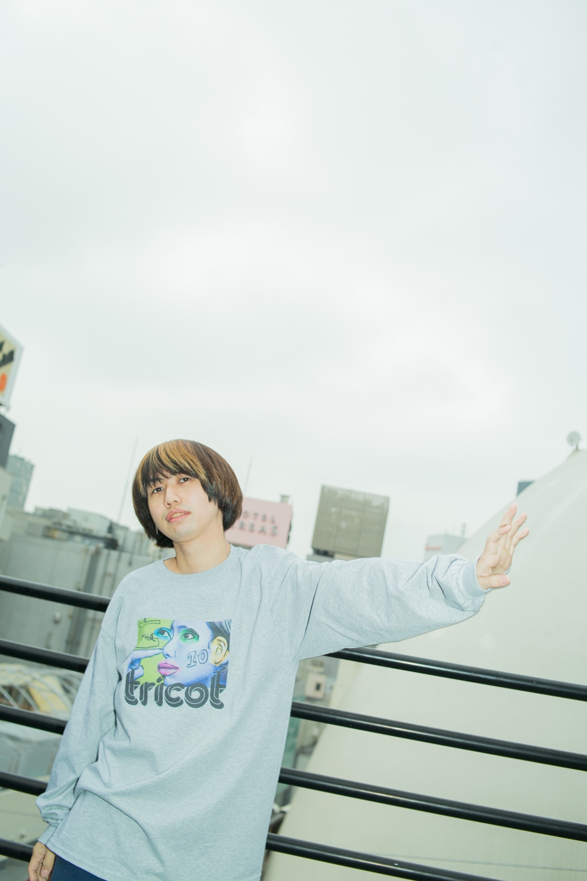 皆のお顔のパーツロングTシャツ